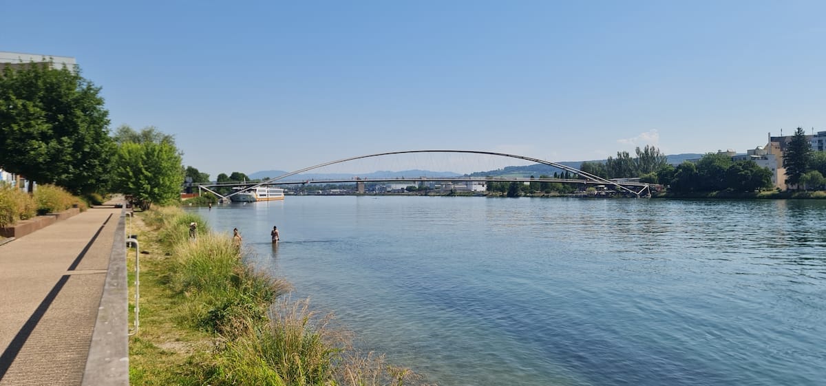 La passerelle des Trois Pays au-dessus du Rhin, à Huningue